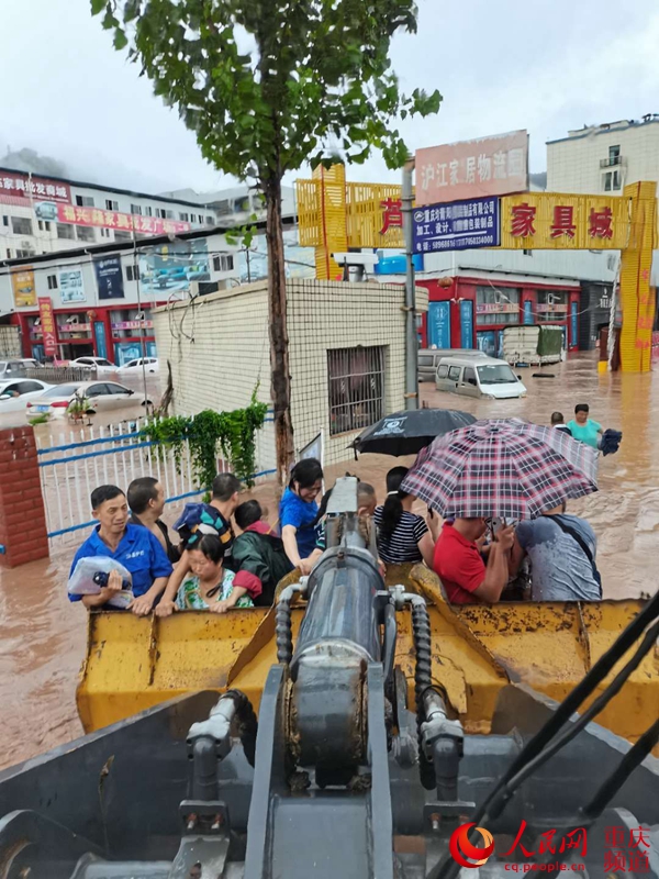 人民網(wǎng)報道:“我們是附近修路的央企,莫慌!”